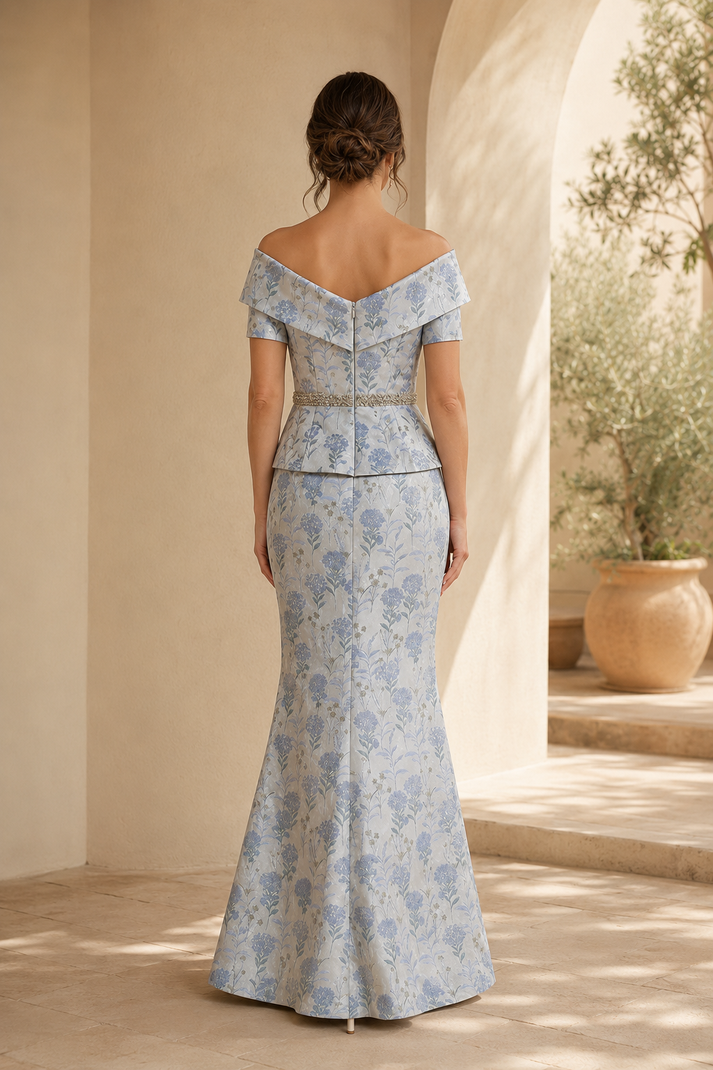 Vestido de noche de sirena con jacquard, péplum y hombros descubiertos