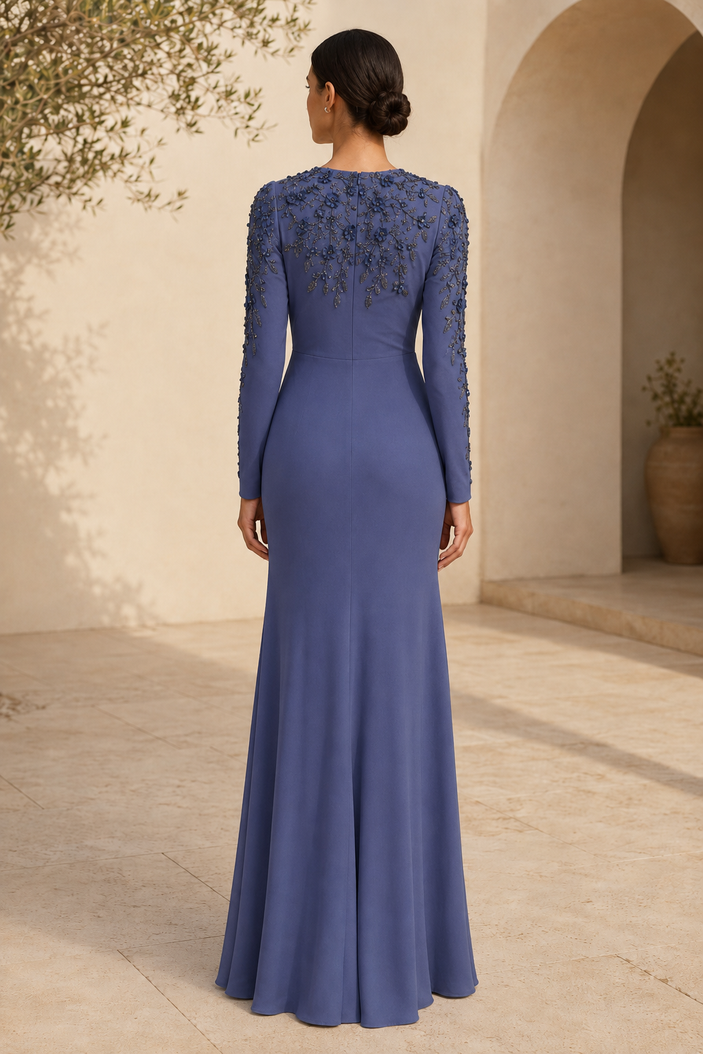 Vestido de noche largo con mangas, con pedrería y diseño floral