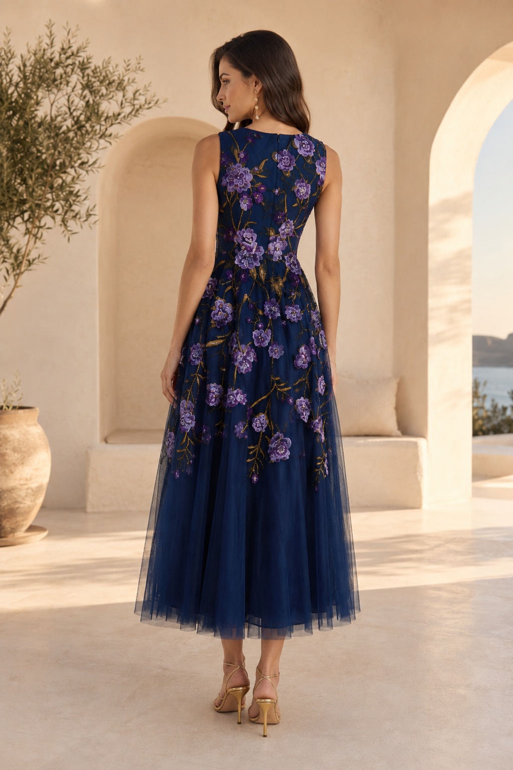 Vestido de línea A a media pierna de tul con bordados florales