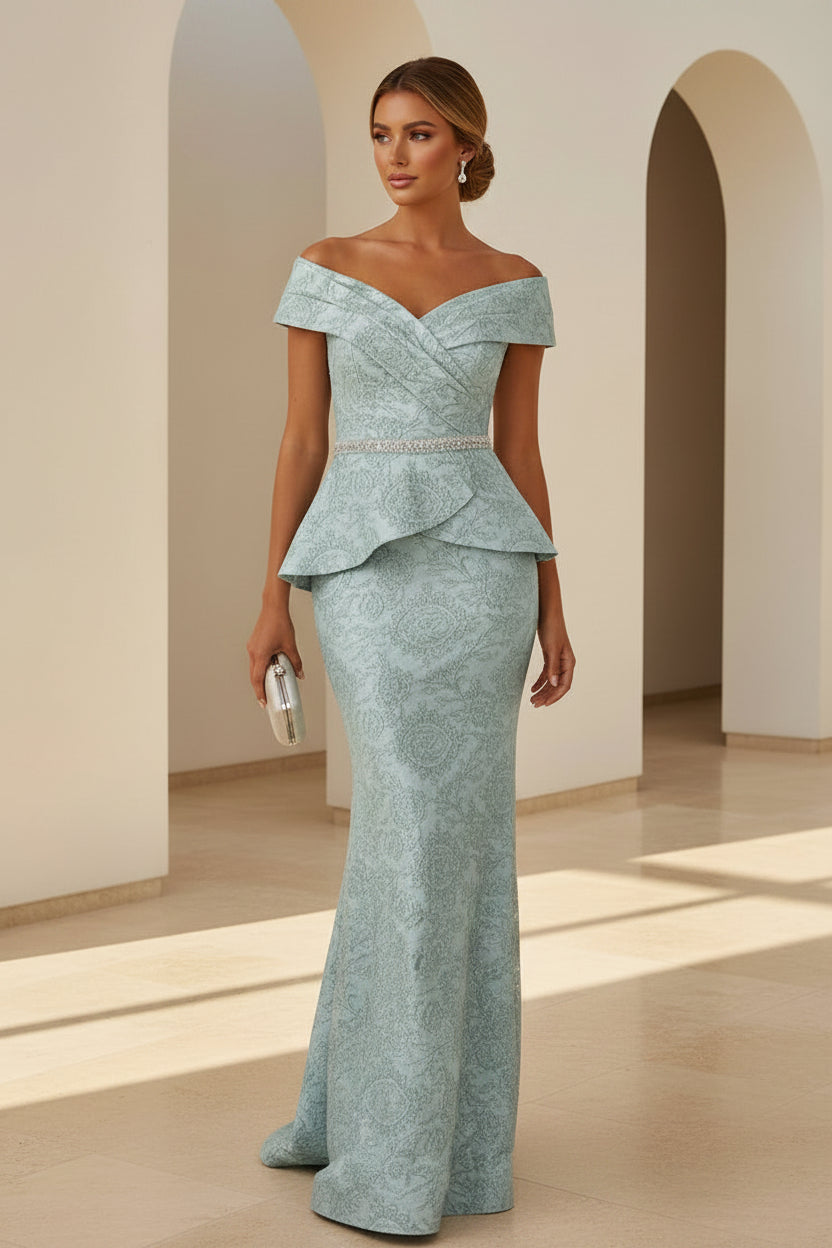 Vestido de noche de sirena con jacquard, péplum y hombros descubiertos
