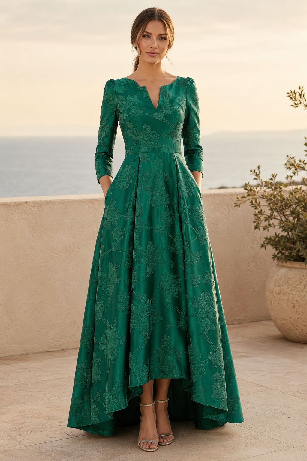Vestido largo acampanado con jacquard floral, corte alto-bajo y bolsillos