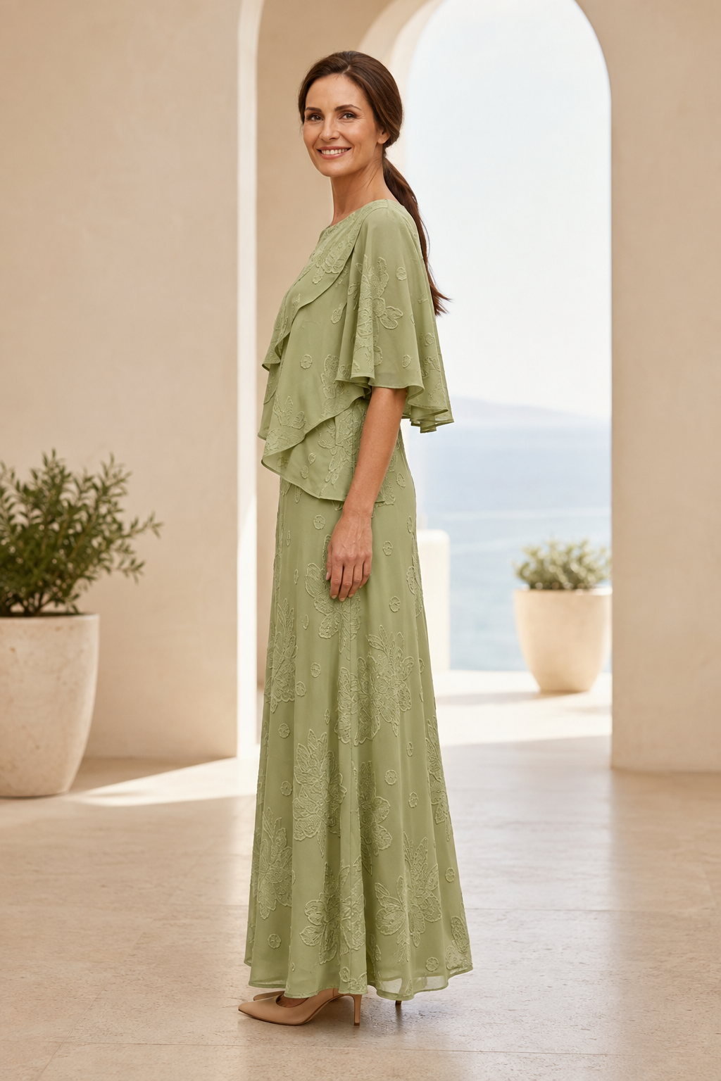 Vestido de Noche en Línea A con Textura Floral y Mangas de Capa Flutter