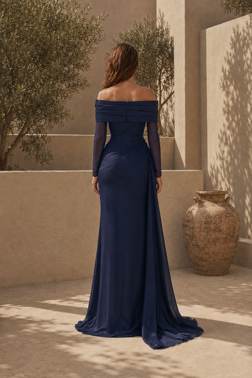 Vestido de noche con apliques florales, hombros descubiertos y drapeado