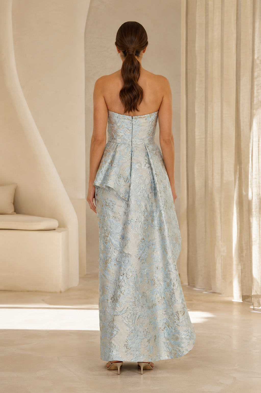 Vestido largo de jacquard sin tirantes con sobrefalda peplum drapeada