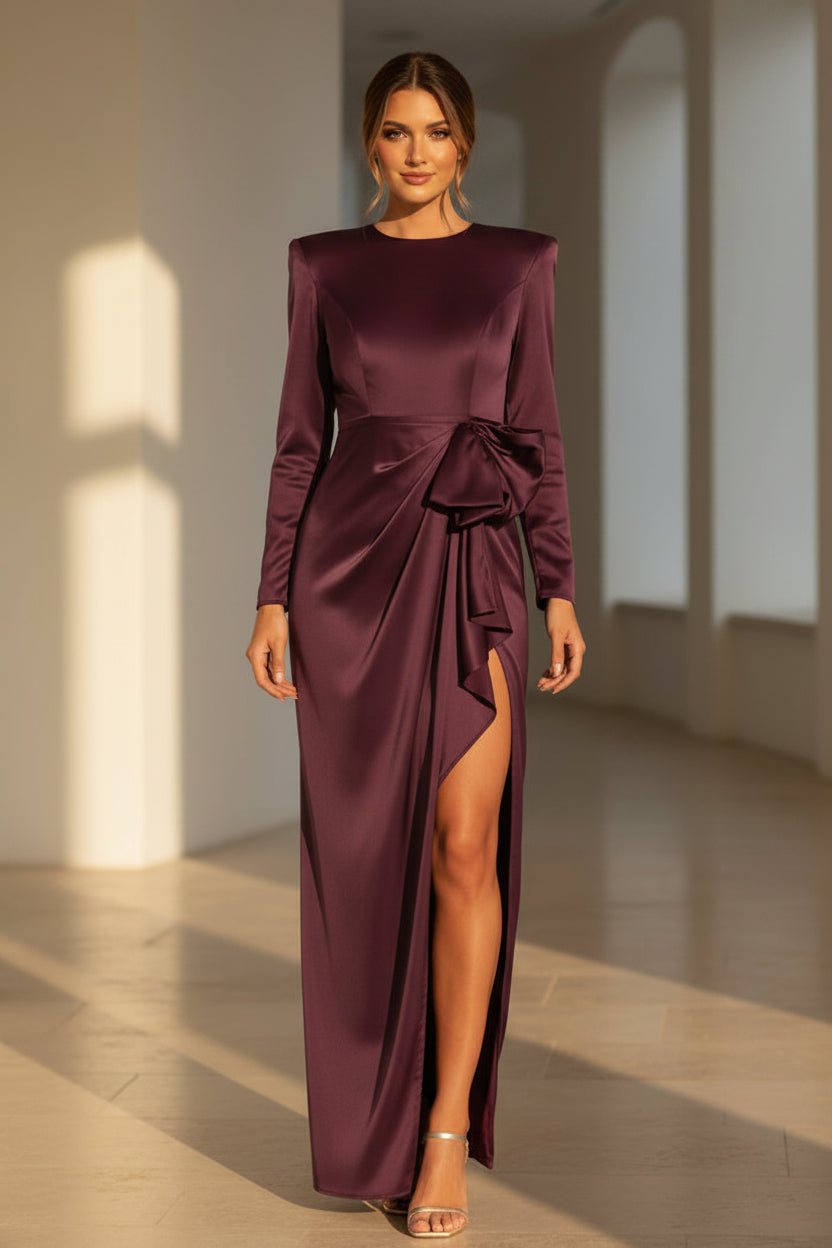 Vestido de noche largo de satén con manga larga y abertura alta