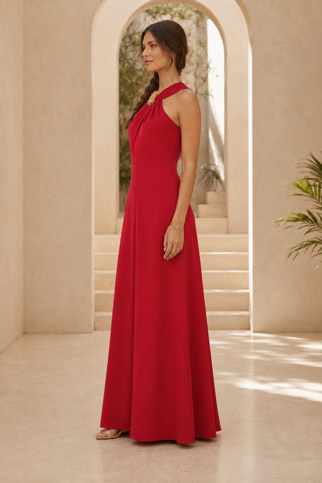 Vestido de noche plisado con cuello halter y silueta en A