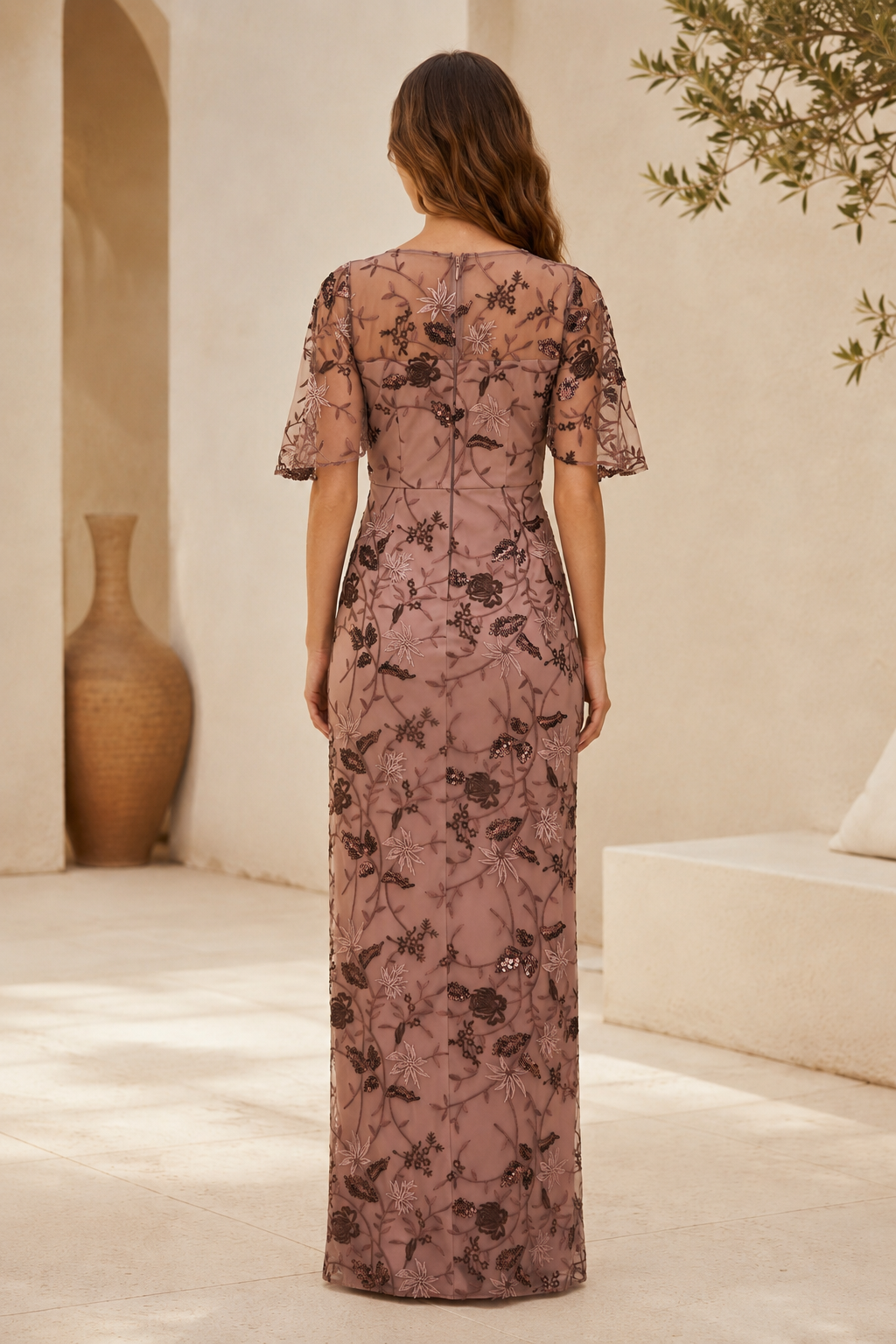 Vestido de noche de malla con lentejuelas bordadas florales