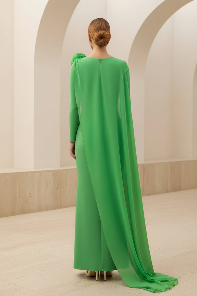 Vestido tubo con capa asimétrica y flor 3D