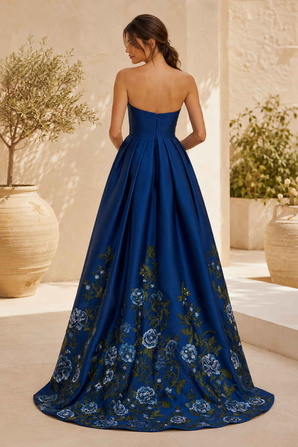 Vestido de noche de satén sin tirantes con bordado floral y corte en A