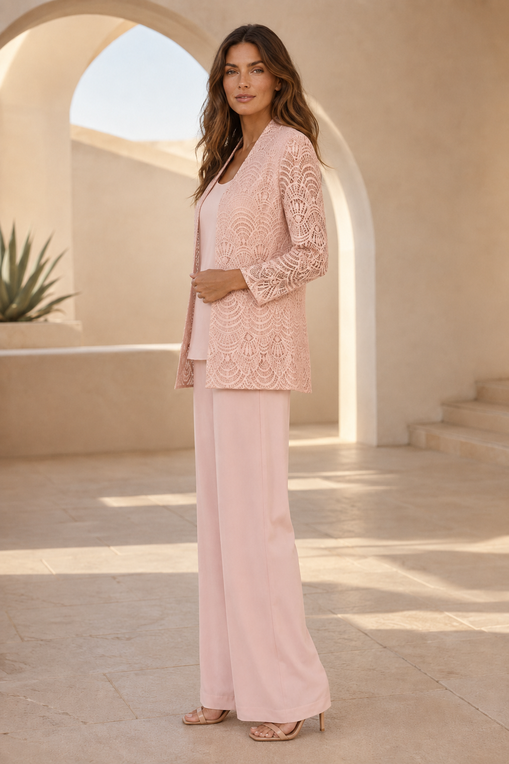 Traje de pantalón de pierna ancha con chaqueta de encaje festoneado