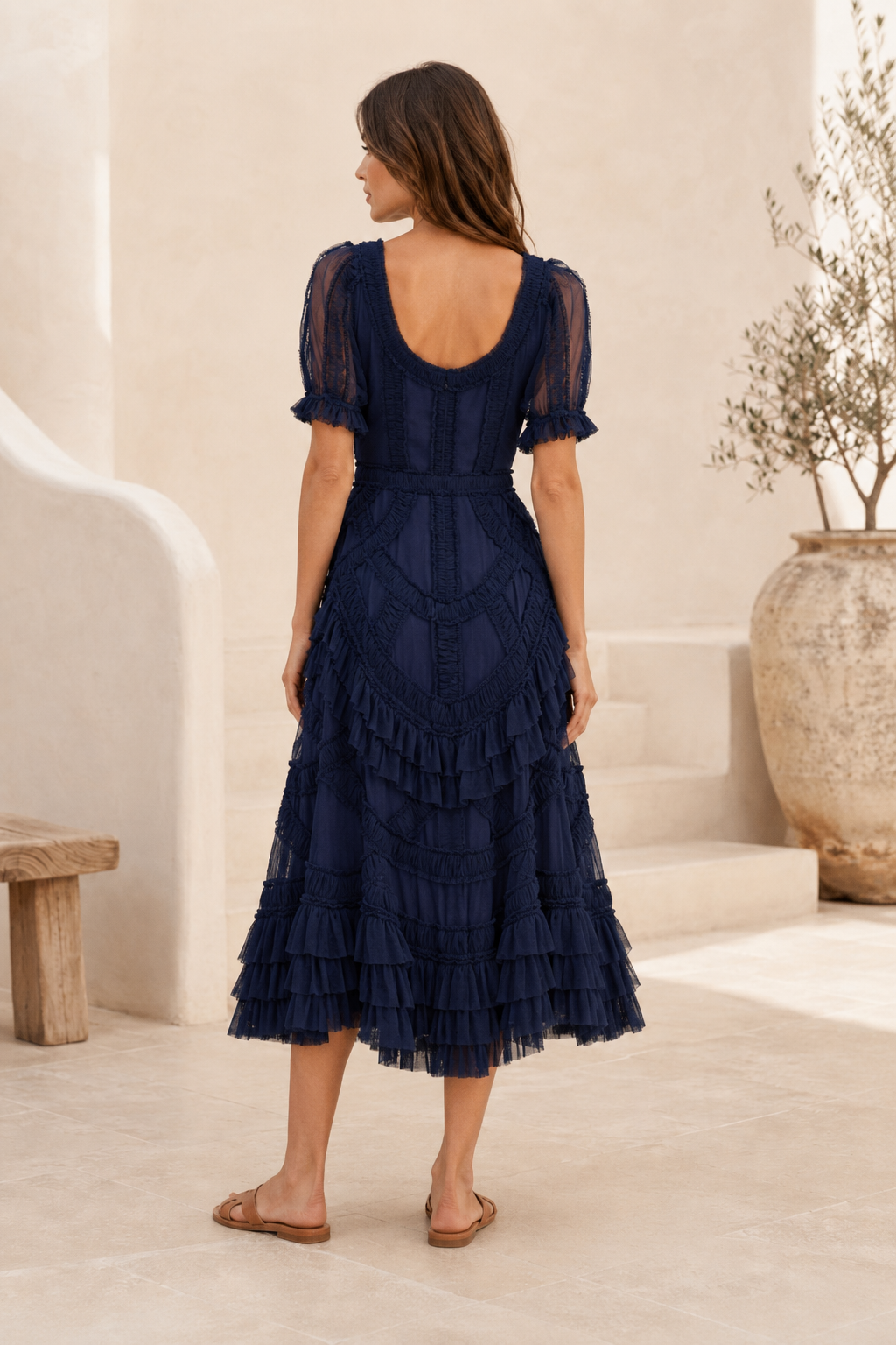 Vestido midi de malla con volantes escalonados y mangas transparentes