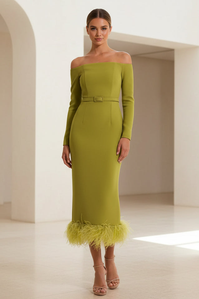 Vestido midi de manga larga con plumas y hombros descubiertos