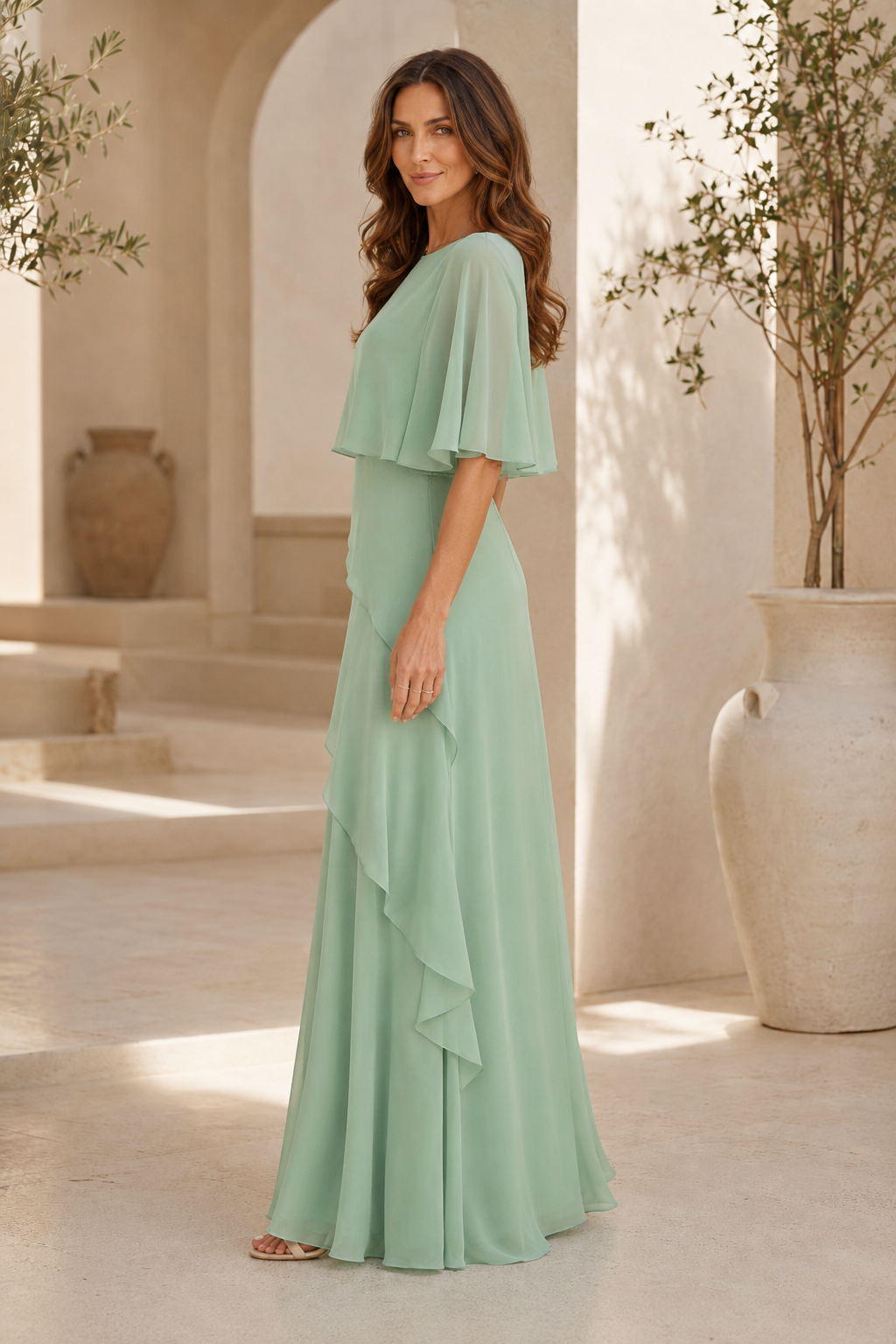 Vestido maxi asimétrico con volantes, mangas estilo capa de gasa