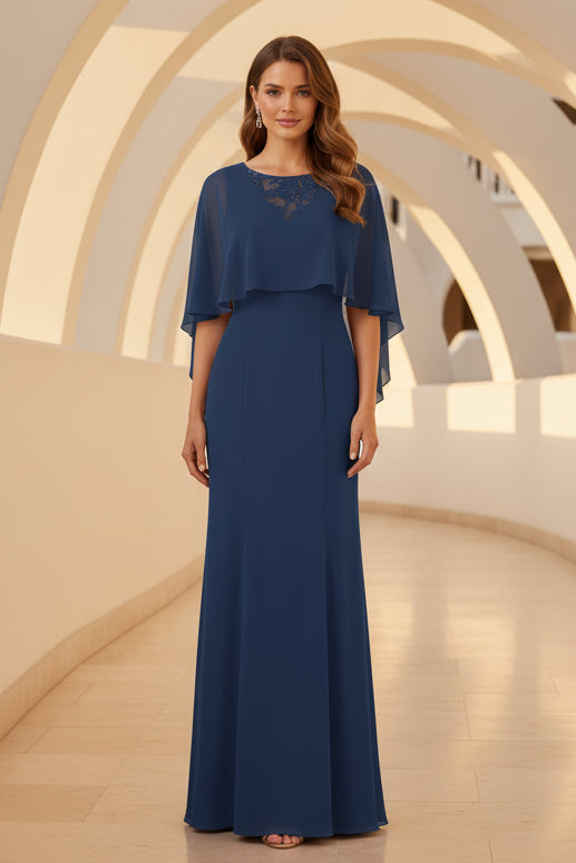 Vestido largo de gasa con capa y detalles de encaje