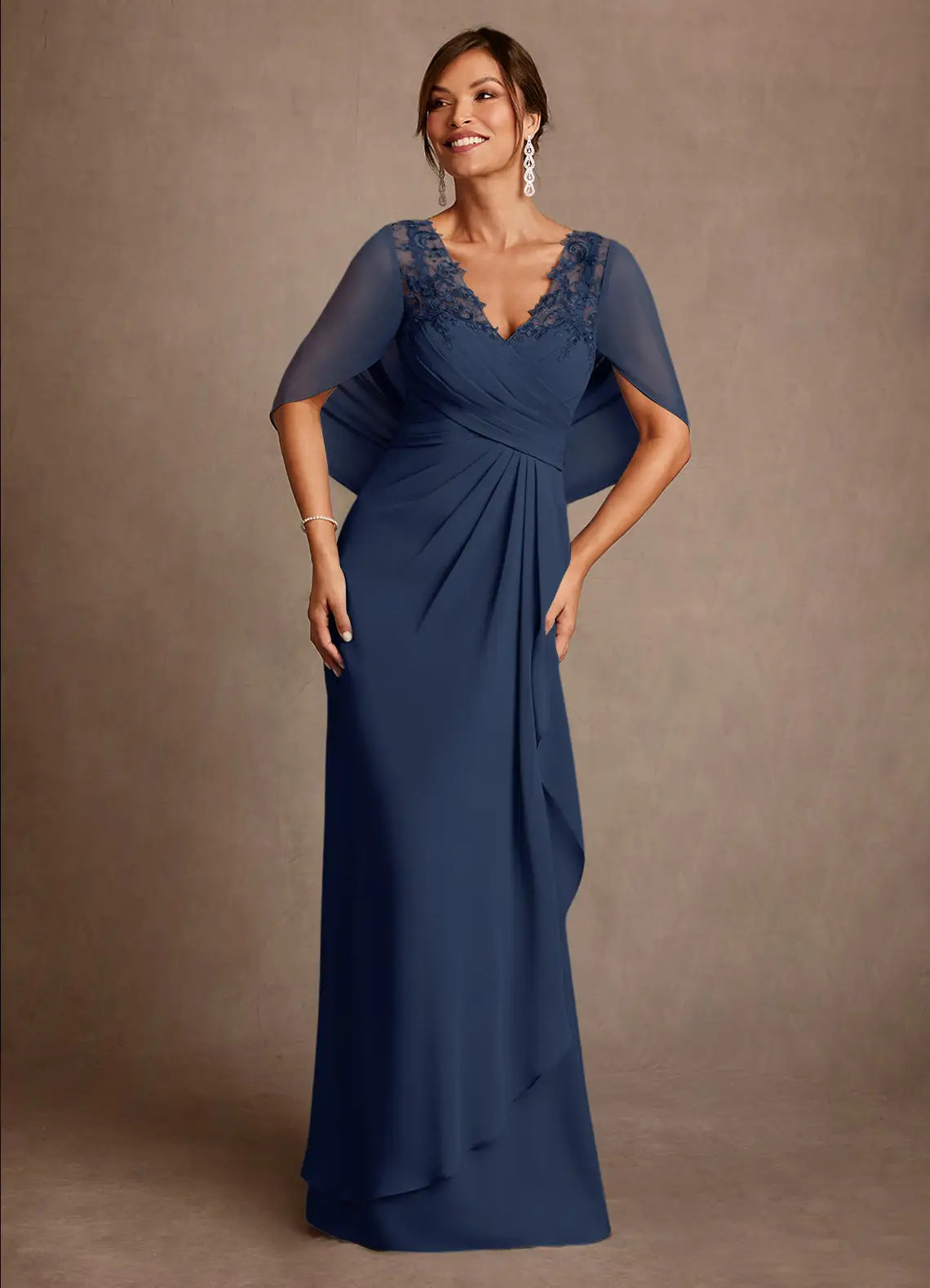Vestido de noche de chifón con escote en V y capa drapeada