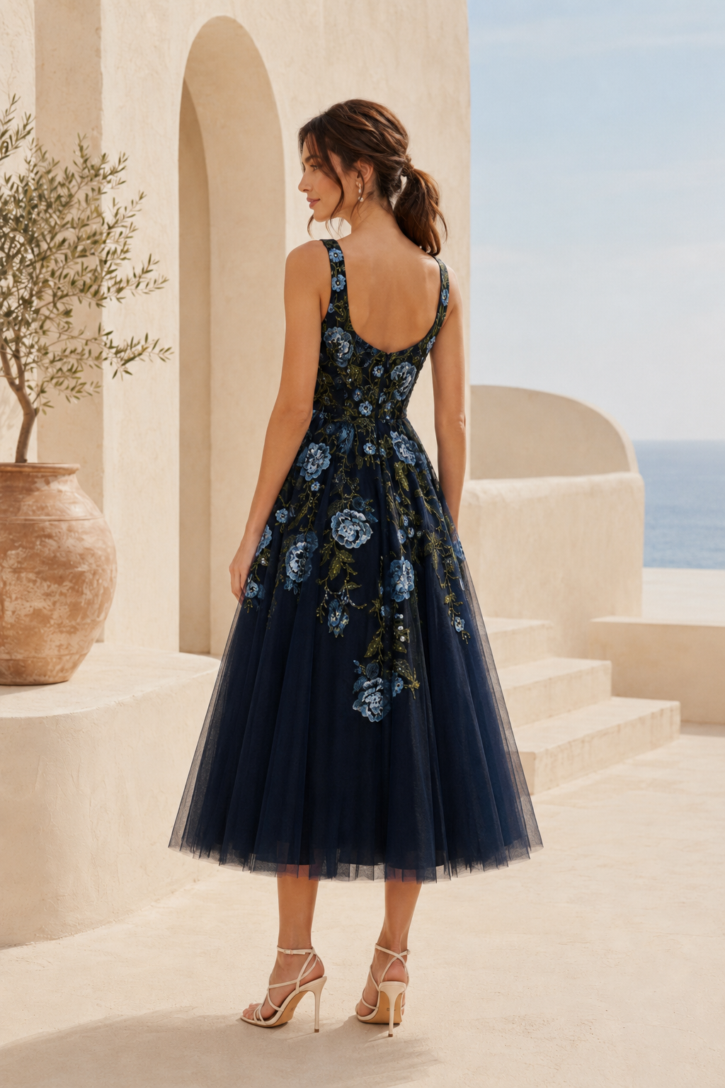 Vestido a media pierna con escote cuadrado y bordados florales