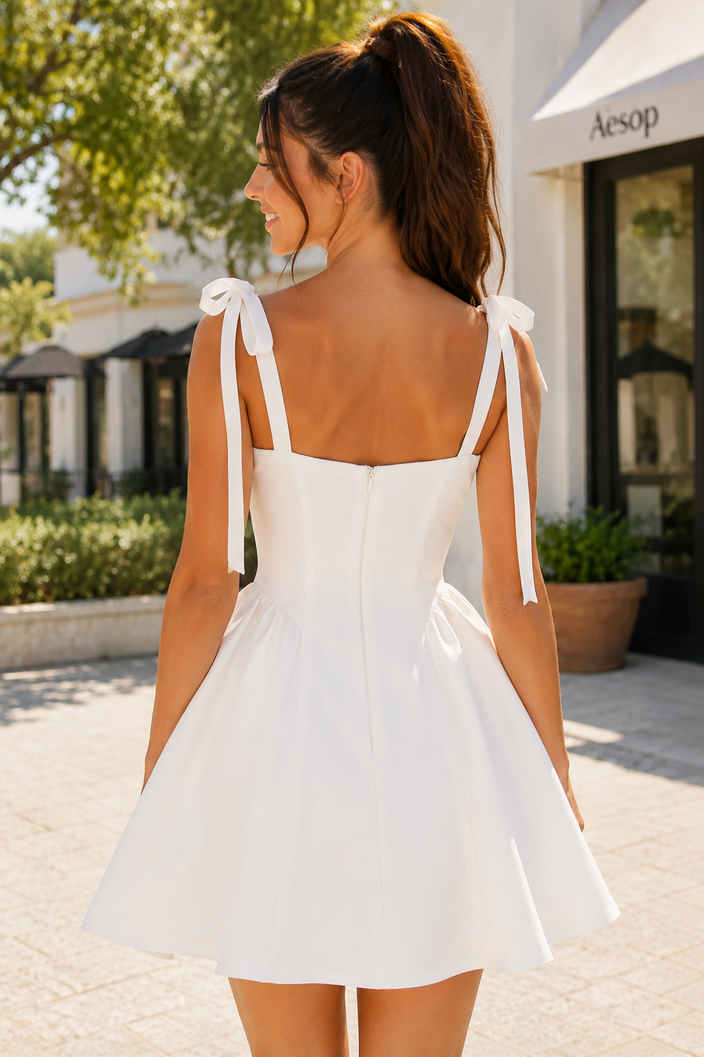 Minivestido evasé con tirantes finos y escote cuadrado
