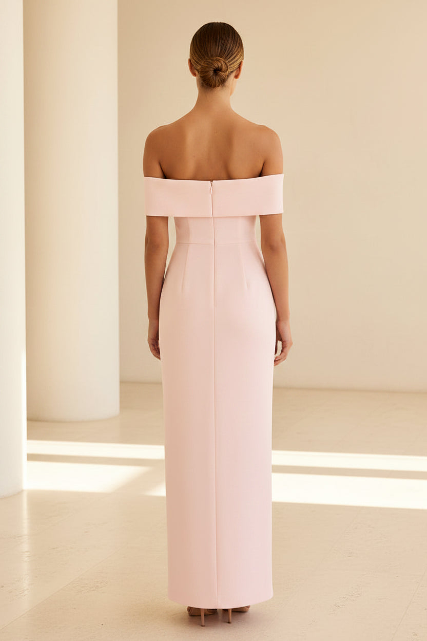 Vestido largo de corte recto con hombros descubiertos