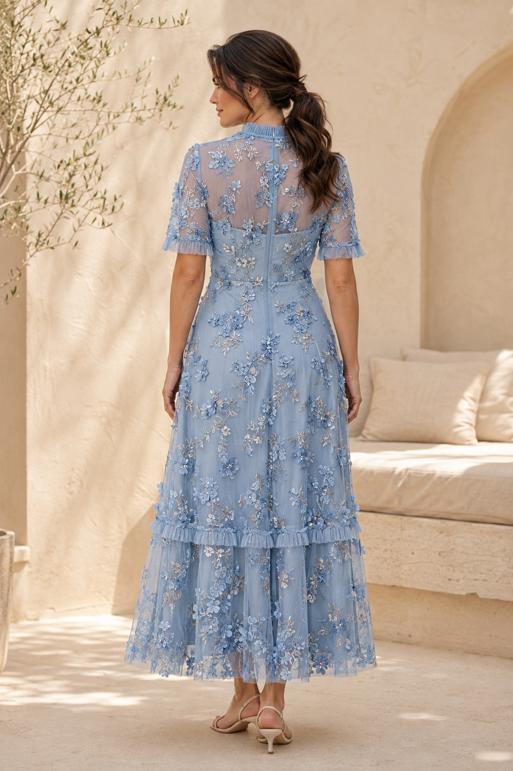 Vestido midi escalonado con cuello ilusión y bordado floral 3D