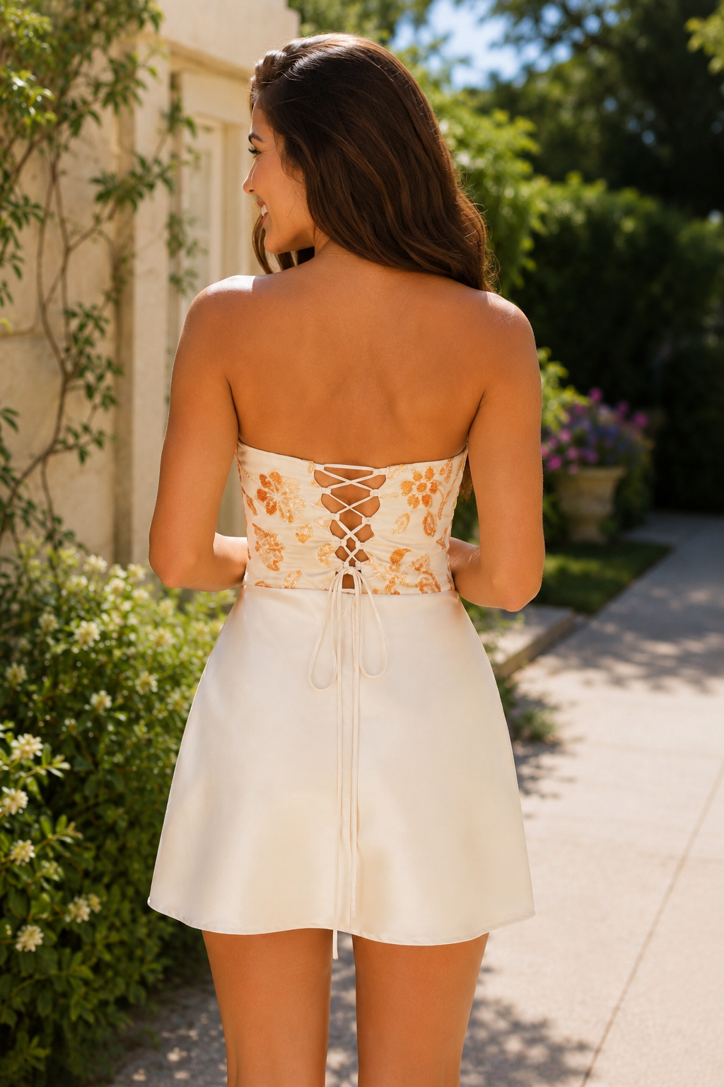 Minivestido de raso con corsé de lentejuelas sin tirantes