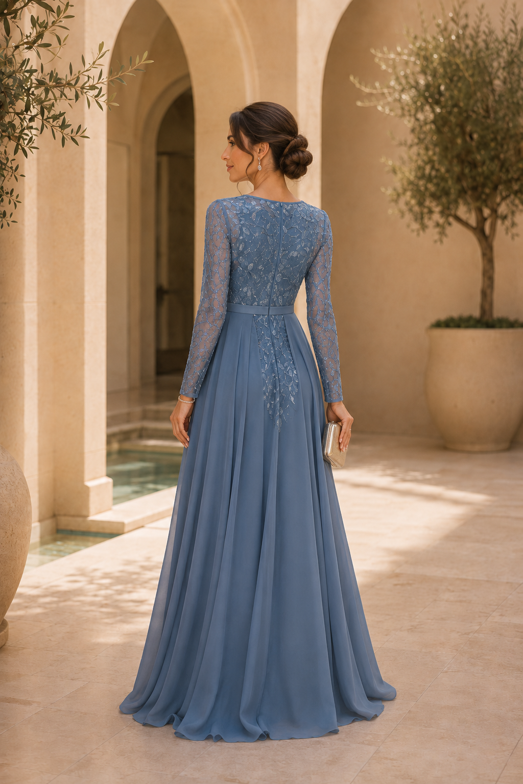 Vestido largo de corte A con manga larga bordada y abertura