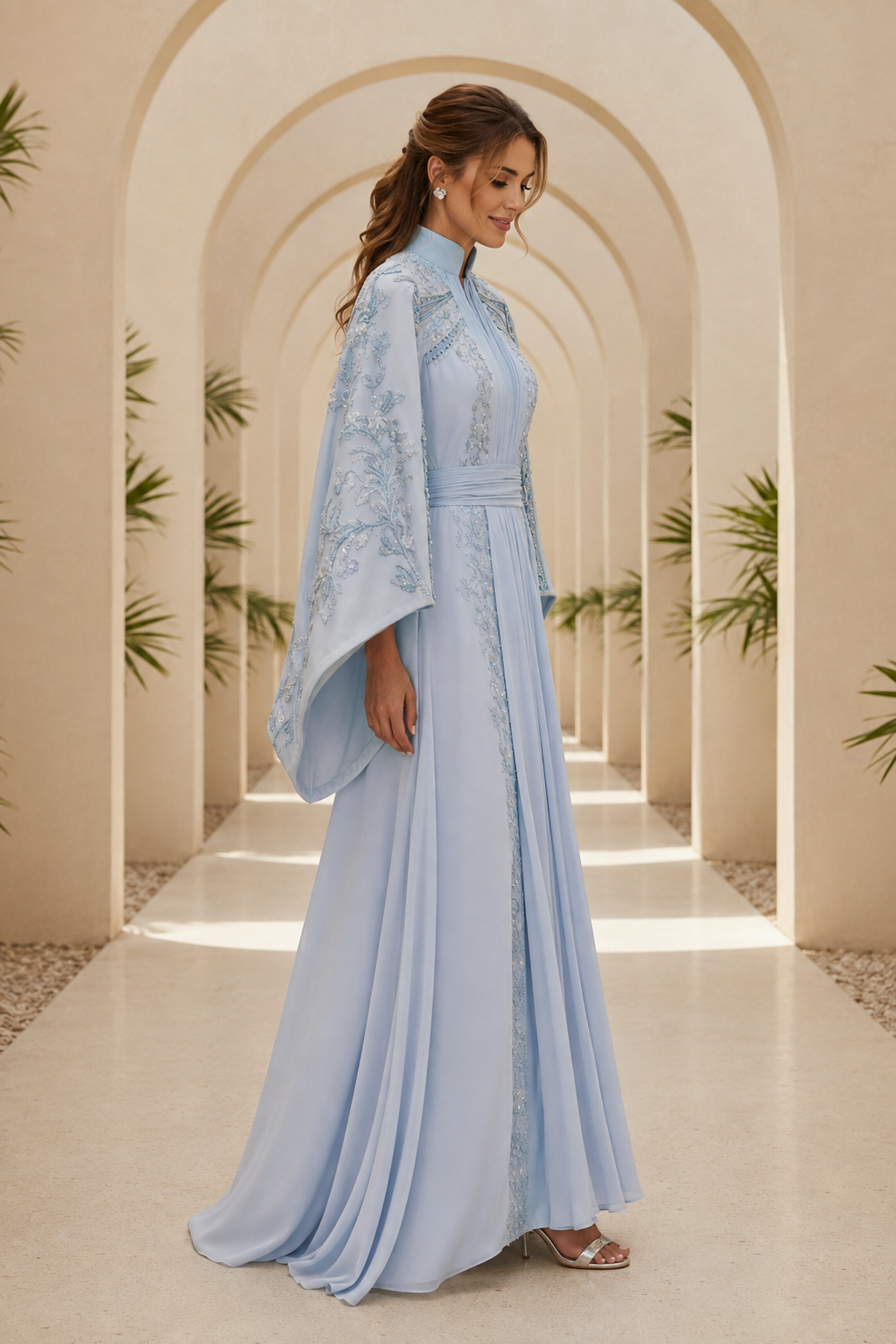 Vestido de noche acampanado con cuello alto y mangas de campana bordado