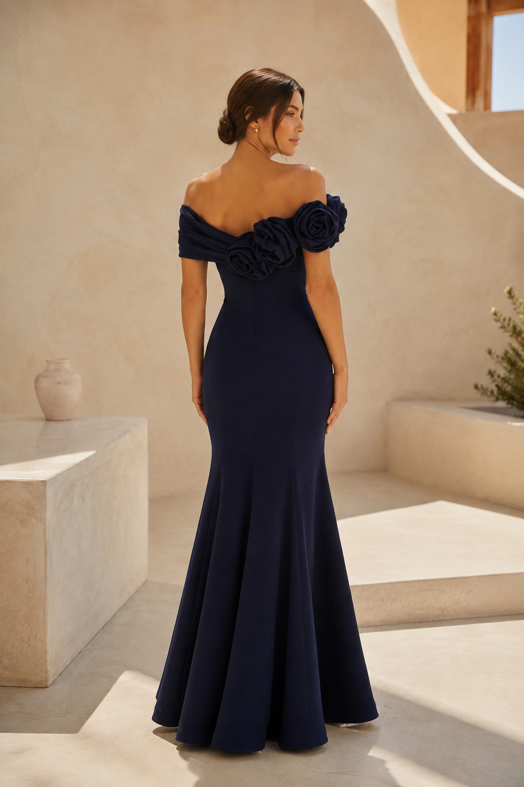 Vestido de noche sirena con aplique de rosas y hombros descubiertos