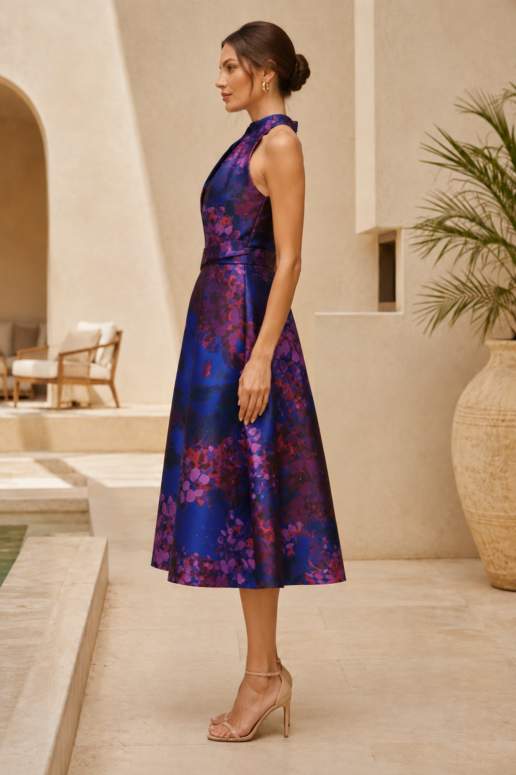 Vestido midi de corte A con estampado floral y cuello halter