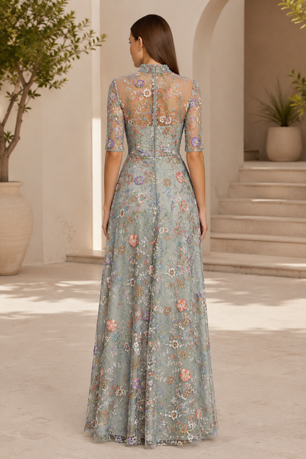 Vestido de noche acampanado con manga ilusión y bordado floral