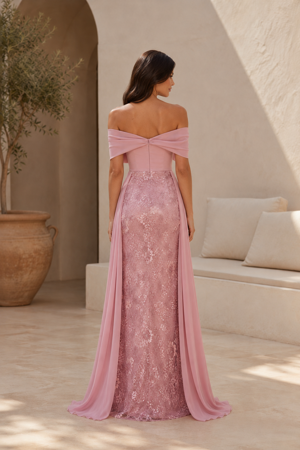 Vestido de encaje con hombros descubiertos y detalles de chifón en cascada