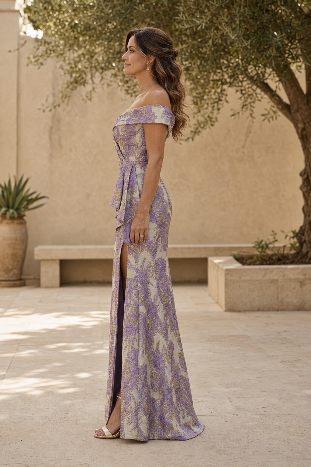 Vestido de jacquard floral con hombros descubiertos y abertura alta
