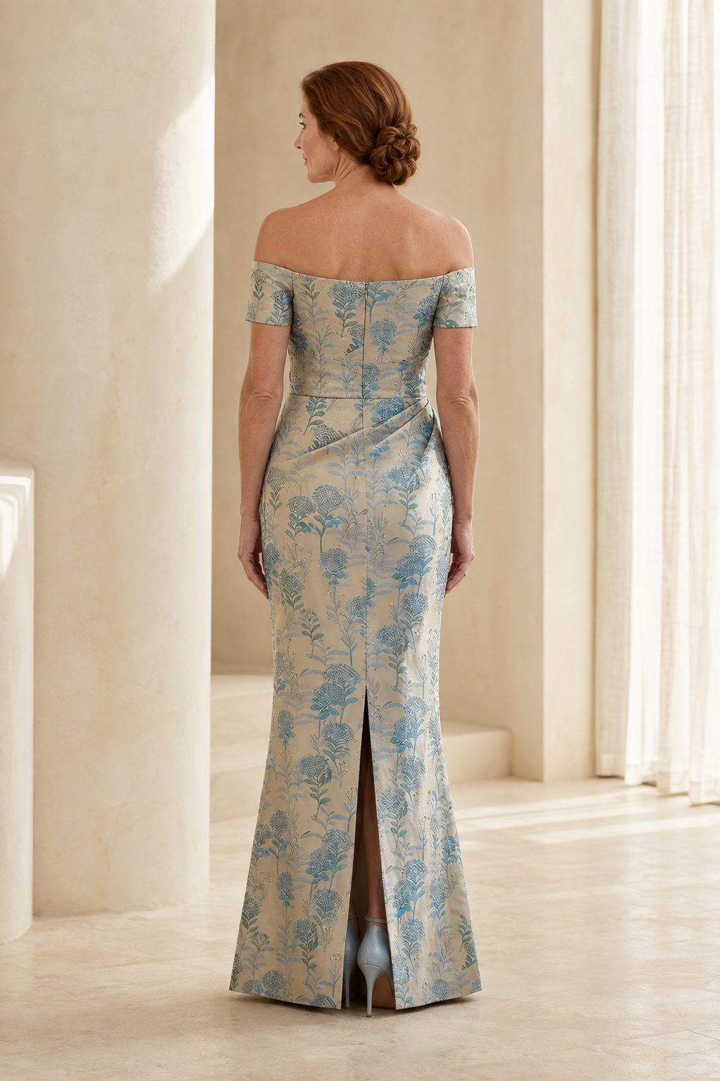 Vestido largo de jacquard floral con hombros descubiertos y abertura alta