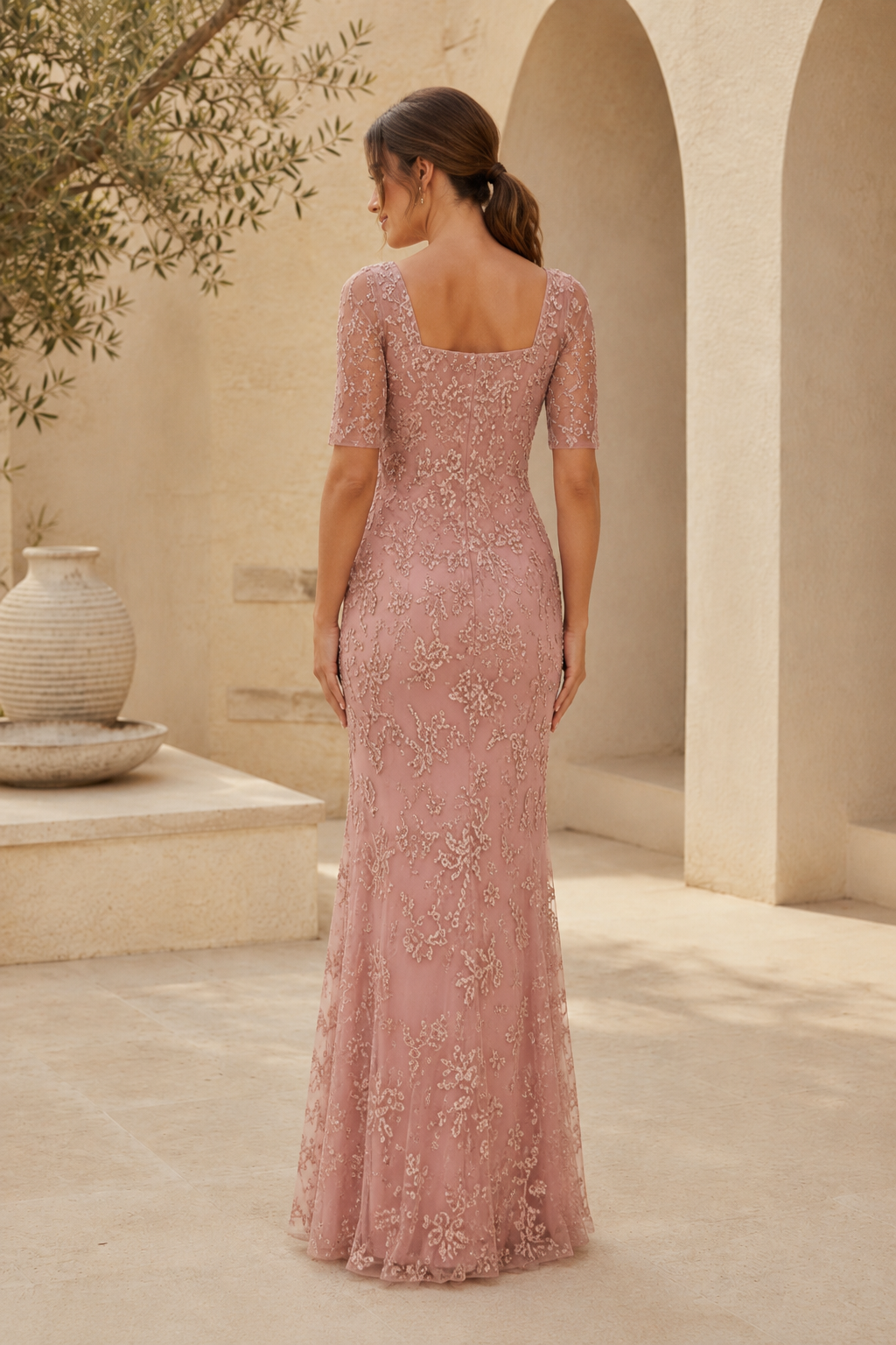 Vestido de noche de encaje con escote cuadrado y manga corta