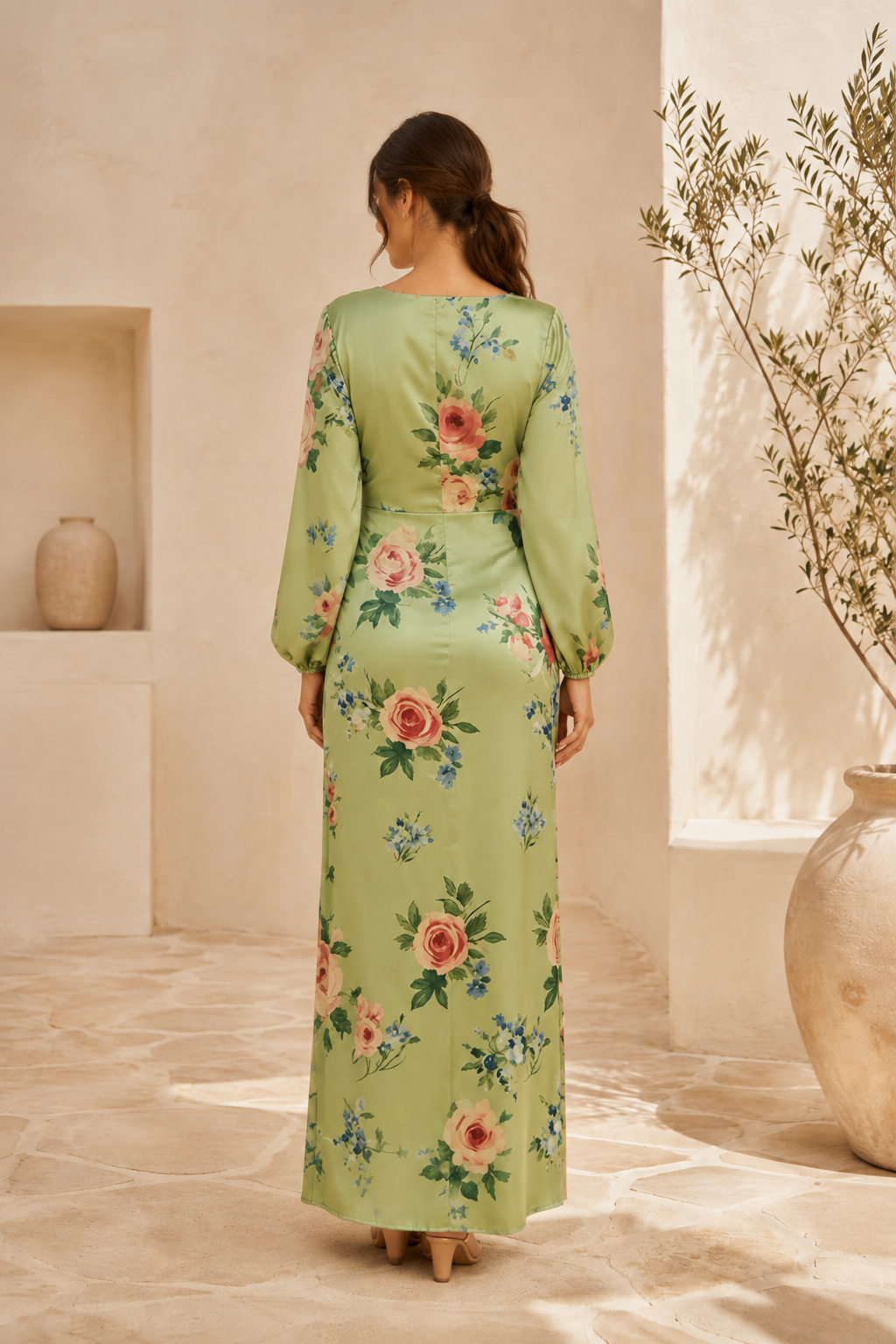 Vestido maxi de satén floral de manga larga con abertura