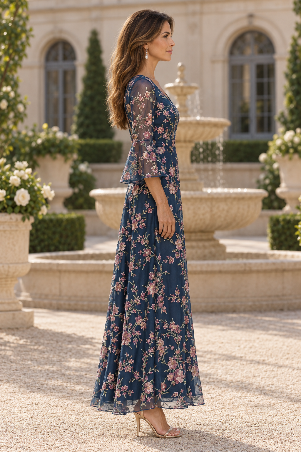Vestido largo con cuello en V, mangas acampanadas y bordado floral