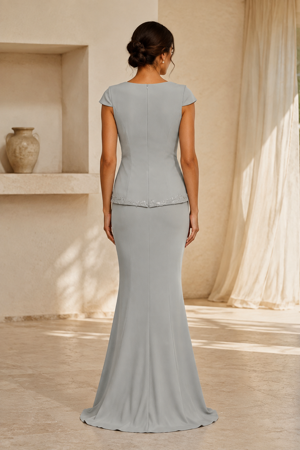 Vestido de noche estilo sirena con mangas casquillo y corpiño cruzado