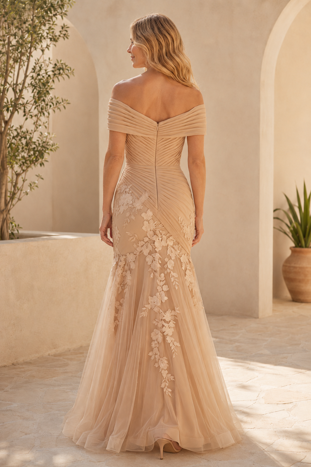 Vestido de sirena de encaje fruncido con hombros descubiertos