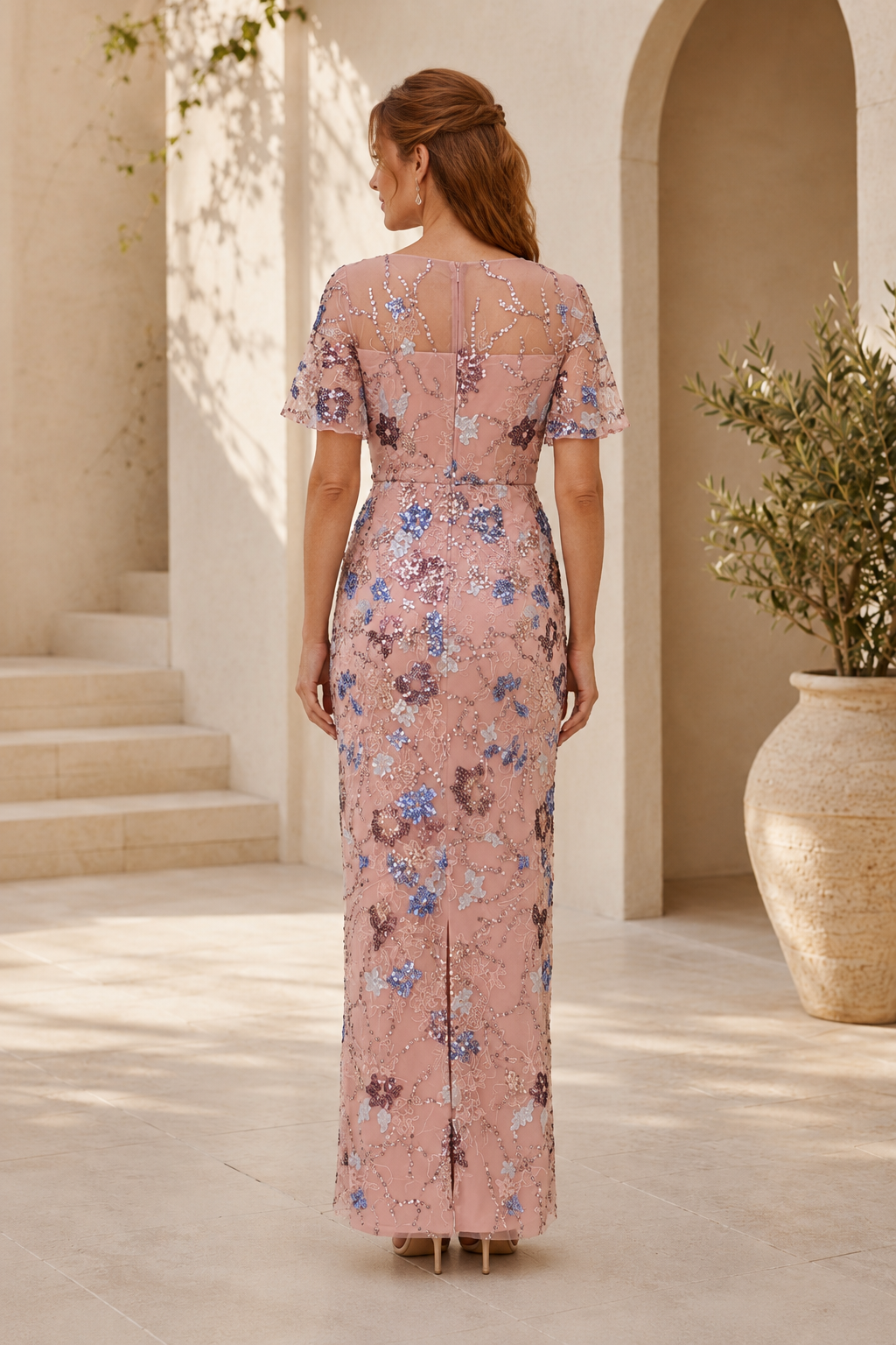 Vestido de noche largo con lentejuelas florales y escote ilusión