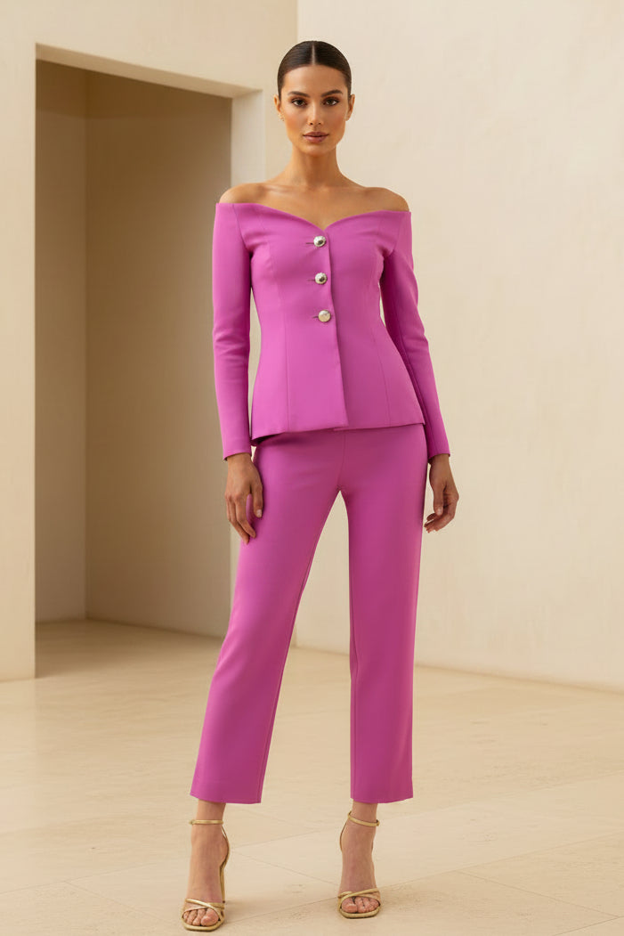 Elegante conjunto de dos piezas con pantalón y hombros descubiertos