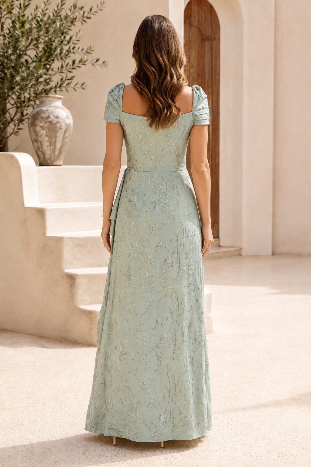 Vestido de noche acampanado de jacquard floral con drapeado lateral