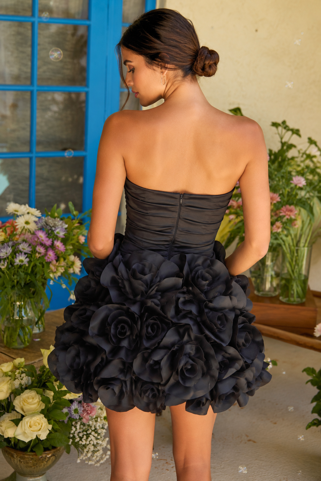 Minivestido sin tirantes fruncido con falda de flores 3D