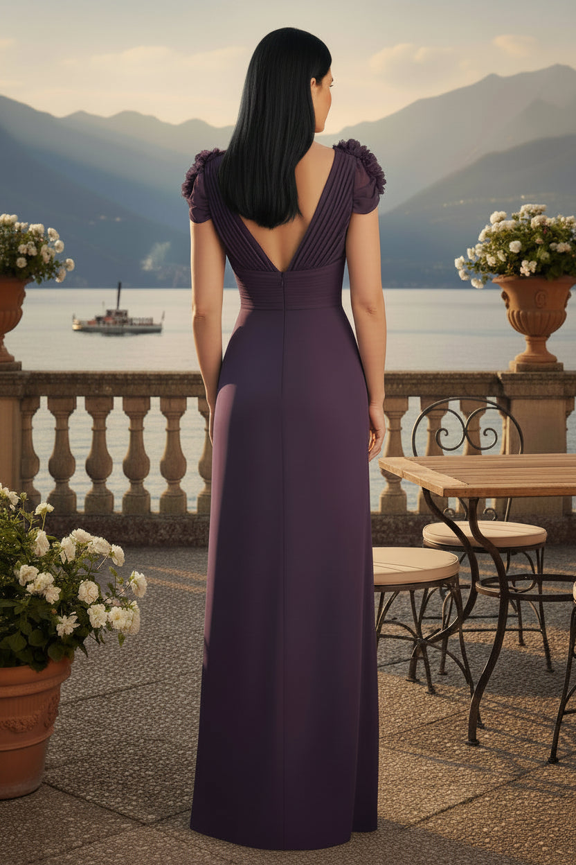 Vestido de noche de gasa con cuello de pico y corte imperio
