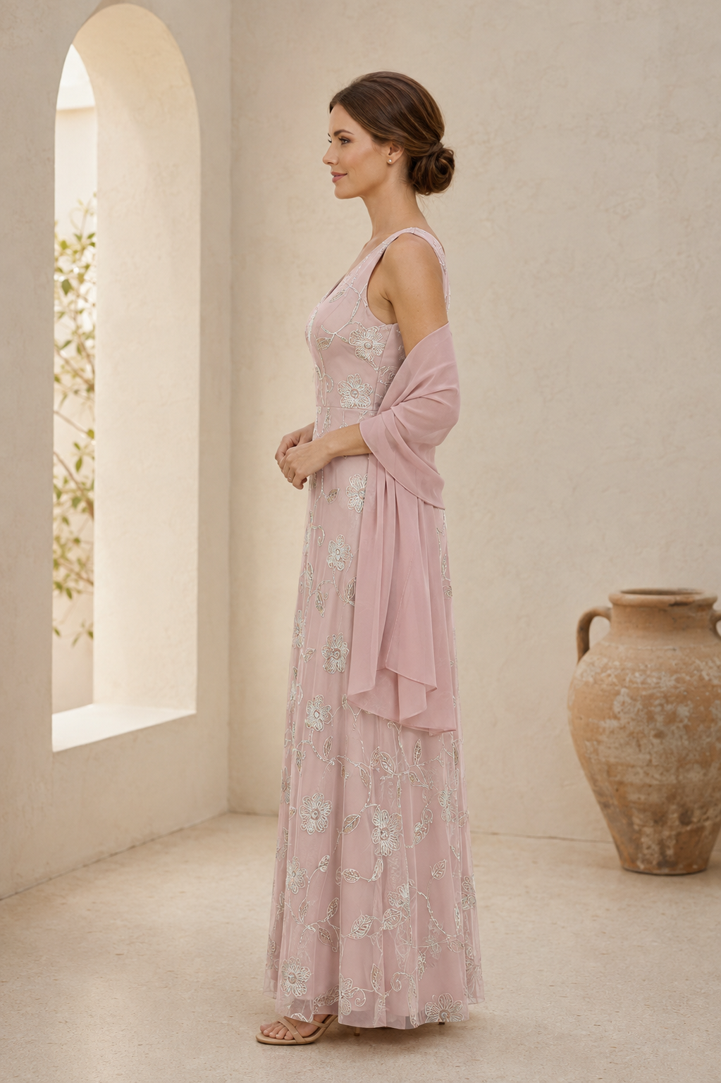 Vestido de noche con escote en V bordado floral y chal de chifón