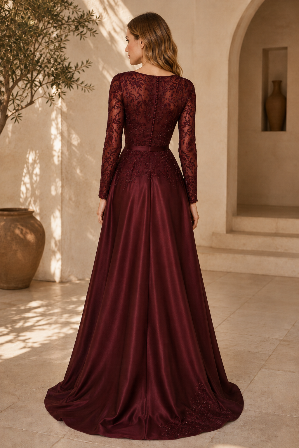 Vestido largo de satén con cuerpo de encaje y manga larga