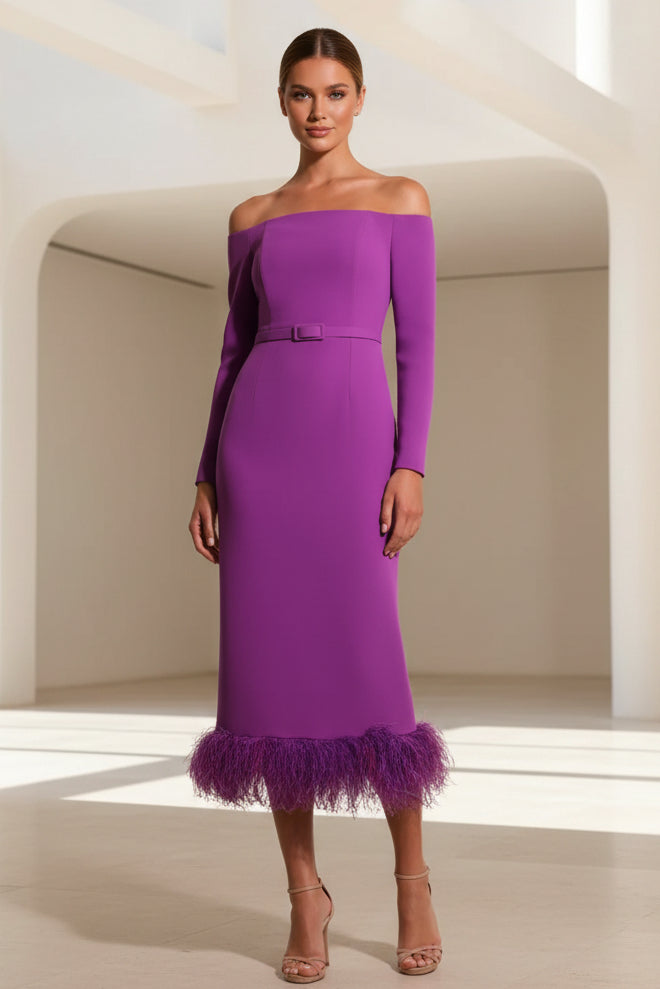 Vestido midi de manga larga con plumas y hombros descubiertos