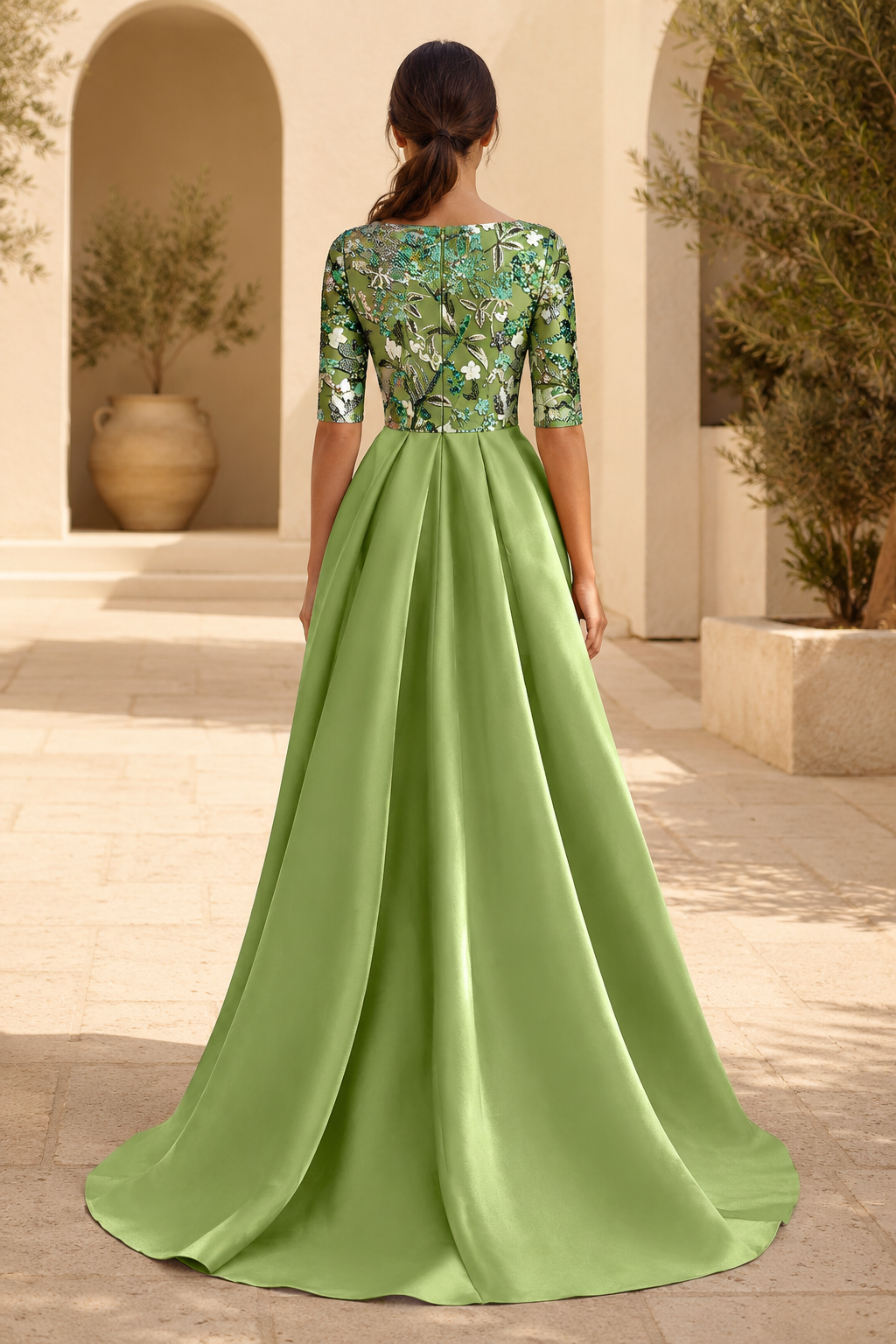 Vestido de raso acampanado con bordado floral y manga tres cuartos