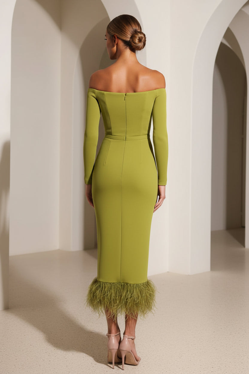 Vestido midi de manga larga con plumas y hombros descubiertos