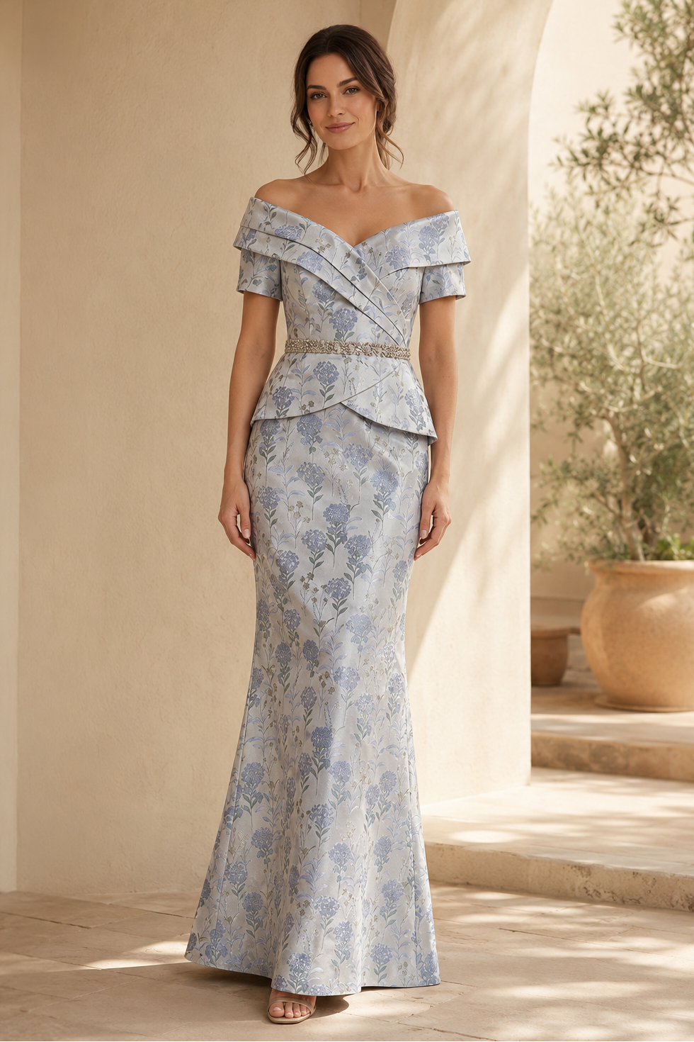 Vestido de noche de sirena con jacquard, péplum y hombros descubiertos