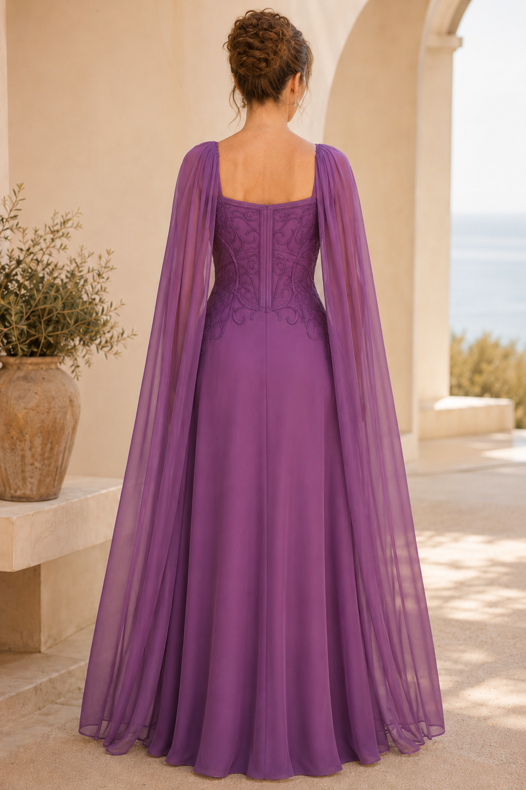 Vestido de Noche Línea A con Corpiño Bordado y Manga Capa