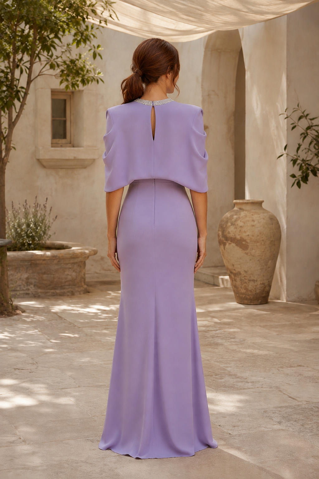 Vestido tubo con capa en las mangas y escote lágrima con pedrería